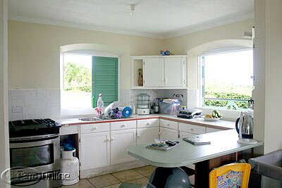 Fitted kitchen with breakfast bar