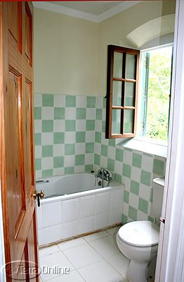 Master ensuite bathroom