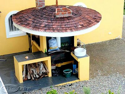 Outdoor pizza oven & barbeque