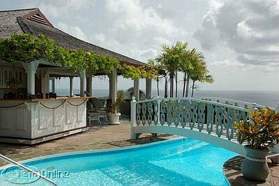 Pool & bar area
