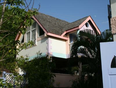 Studio Apartment with carport beneath